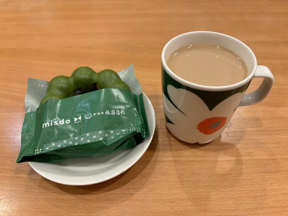 夕方のティータイム✨✨ ミスドさんのポン・デ・ダブル 宇治抹茶🍵 もちもちの生地にたっぷりかかった抹茶のチョコ うん、美味しい😆 カルディさんのマイルドカルディをカフェオレで💕 最近、ちょっと思うこと パンを焼いてみたい‥🍞 以前のようにできるかな‥😊 #心理カウンセラー #珈琲