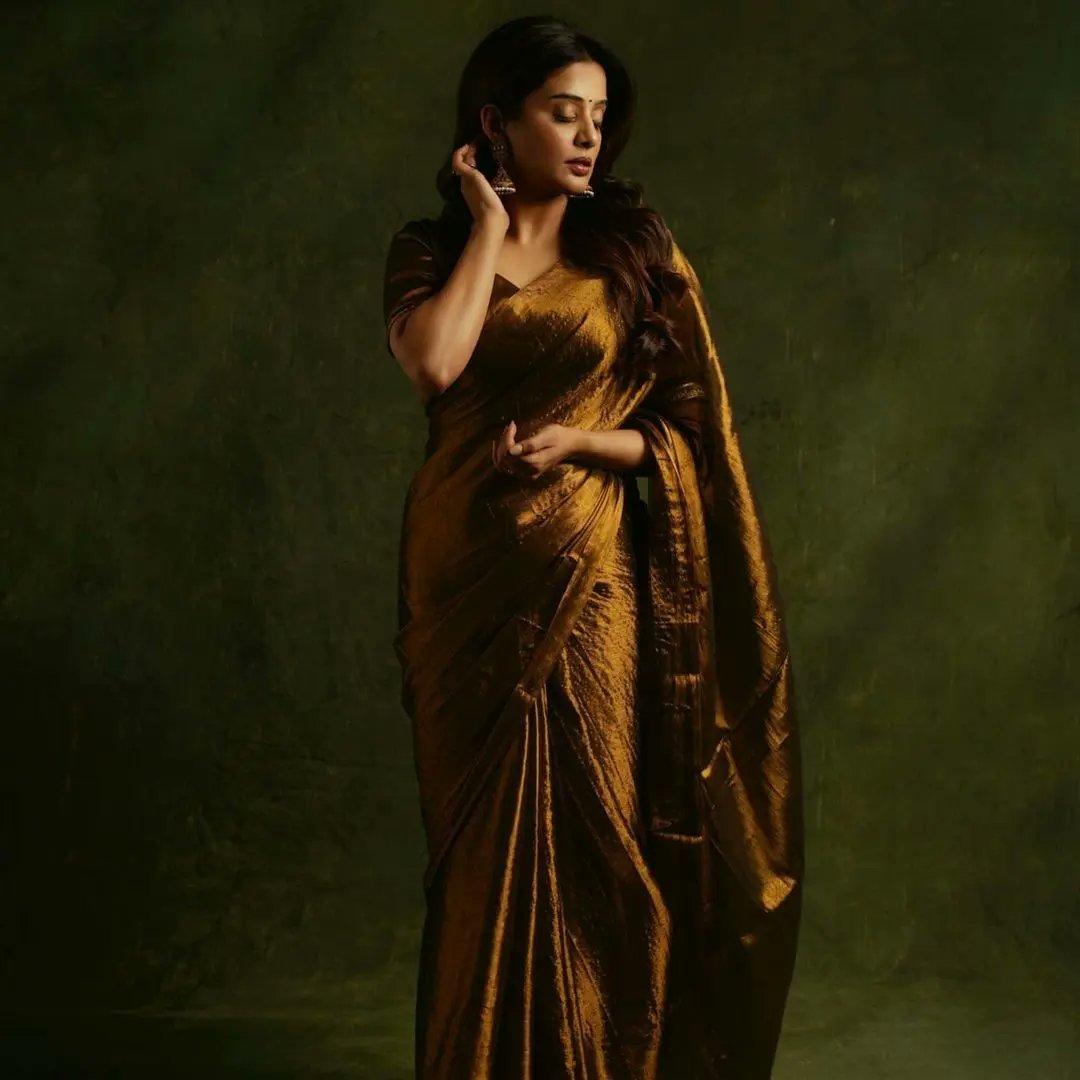 Radiance in Gold: Priyamani Shines Bright in this Stunning Saree 🌟 #priyamani #maidaan #tfm3 #siima #siimawards