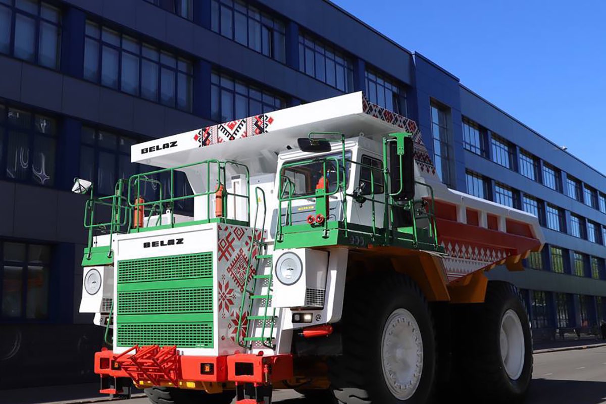💪🏻 BELAZ presented a 90-tonne dump truck in the 🔥 Belarusian national style in honour of Victory Day. It embodies the inner beauty, harmony of the native land & the power of Belarusians who paid a huge price for the Sovereignty and Independence of the Motherland! 🇧🇾