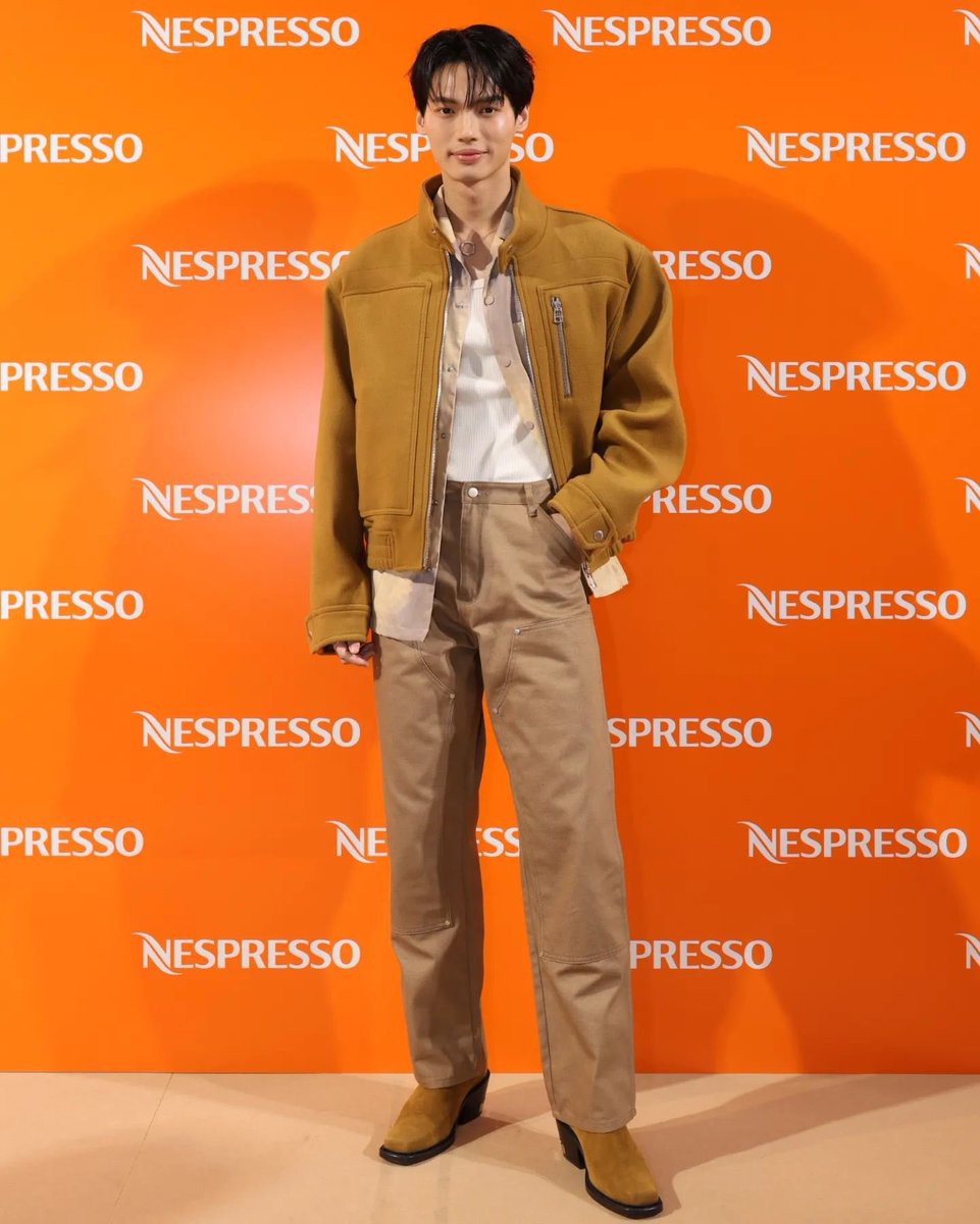 Noted the outfit right away. He wore shades of brown as this is a coffee brand event. Win & team did their research & chose a look that perfectly harmonizes with Nespresso.

What coffee flavour is this? Venti pls.😝

WIN NESPRESSO SUMMER
#NespressoTHxWin
#NespressoTH
#winmetawin