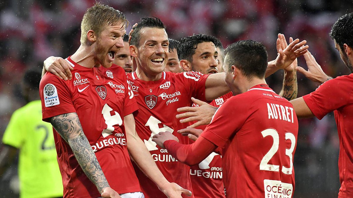 BrestOnAir's tweet image. Il y a 5 ans, jour pour jour, Brest battait Niort (3-0) et retrouvait la Ligue 1. Si le club peut rêver d’accrocher une place en Ligue des Champions dans les jours qui viennent, c’est aussi grâce à cette magnifique team pirates, que personne n’a oublié. 🙏