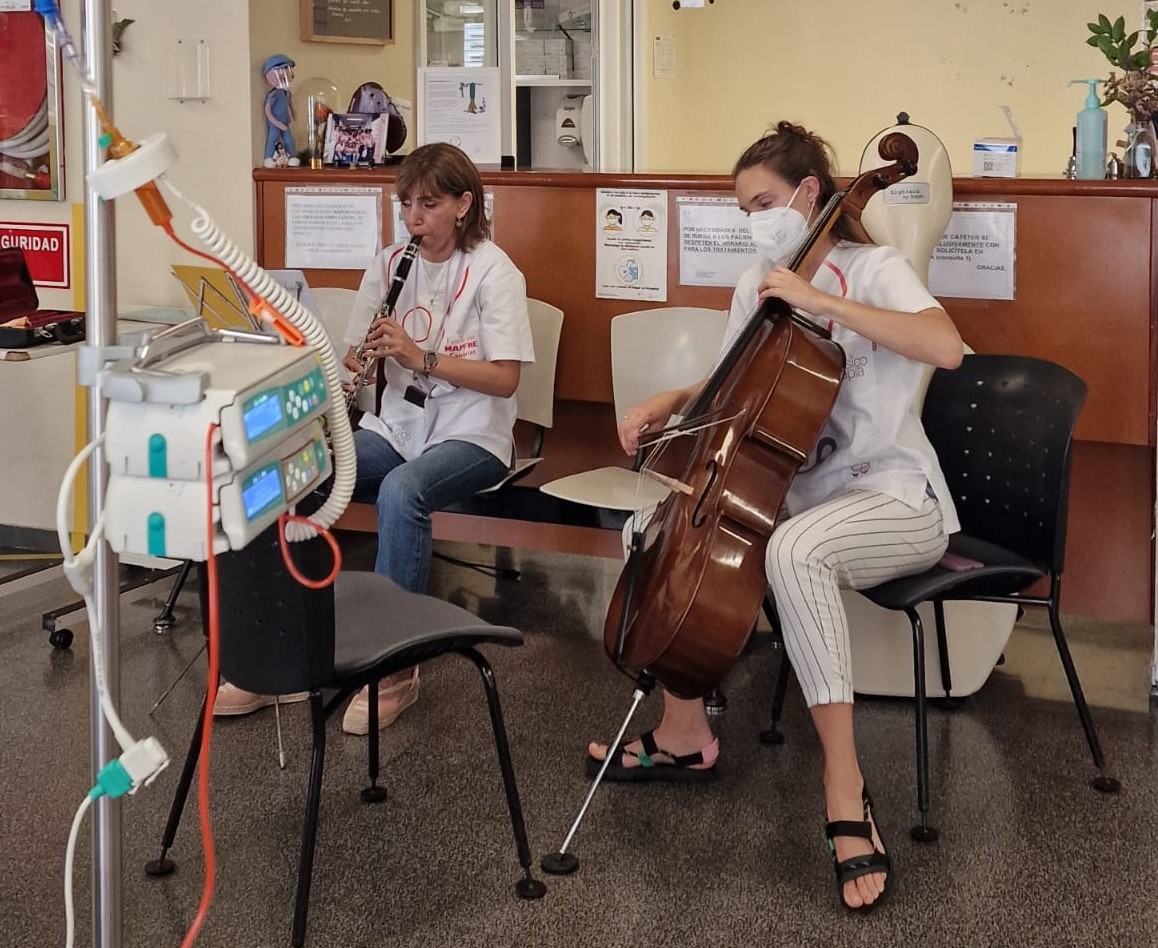 📸Los pacientes del Hospital de Día de Oncología y de Oncología Radioterápica del Hospital Dr. Negrín disfrutaron de un concierto🎶de Irene Ansó (violonchelo) y Adriana Cubillos (clarinete), musicoterapeutas del proyecto de Musicoterapia Hospitalaria de <a href="/fmapfrecanarias/">Fundación MAPFRE Canarias</a>.