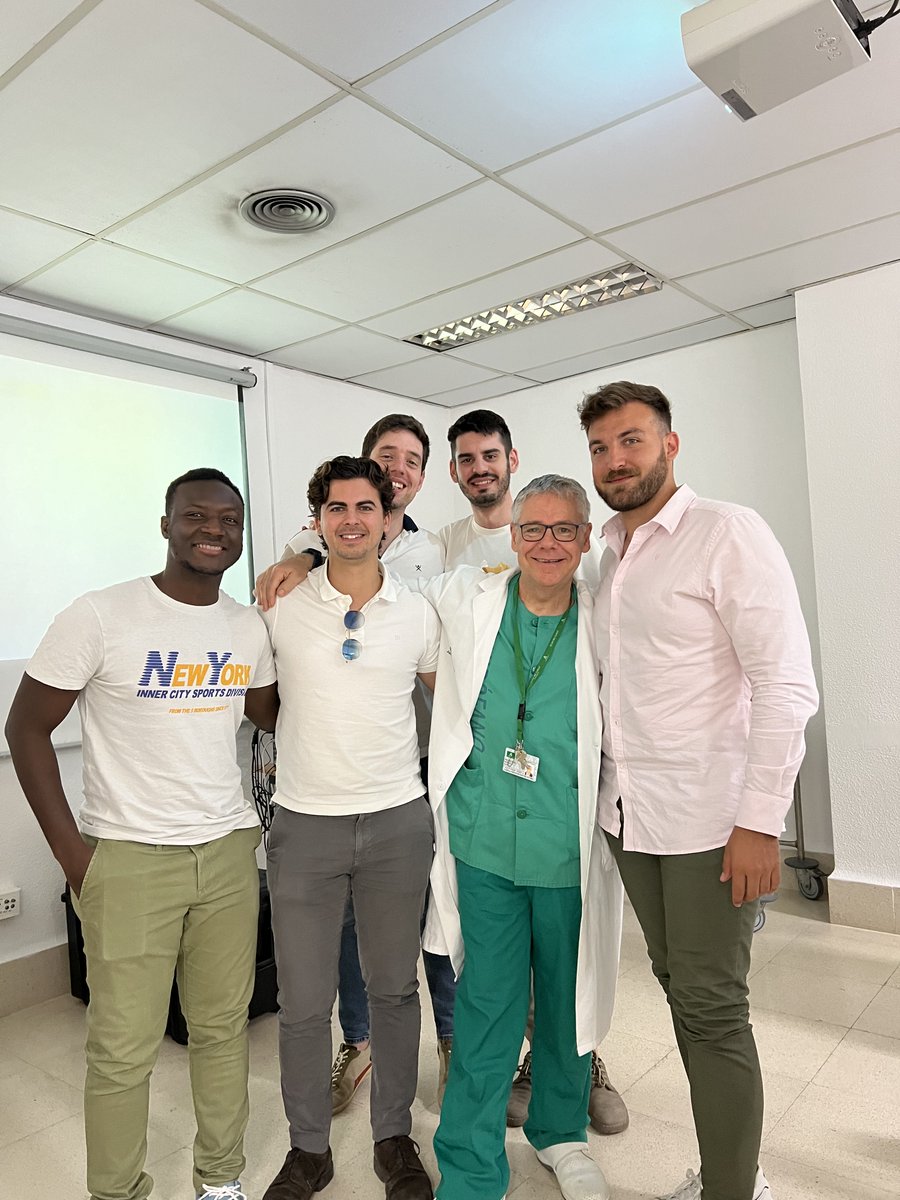 RNCsantander's tweet photo. Team residentes ⁦@AreaUnoArrixaca⁩ en curso cirugía de urgencias #clinico ⁦@HUVV_SAS⁩ ⁦@StcuaeC⁩ ⁦@aecirujanos⁩ ⁦@ramirez_cirugia⁩ , nuestro futuro ya está aquí https://t.co/dyQ9bqMGMe
