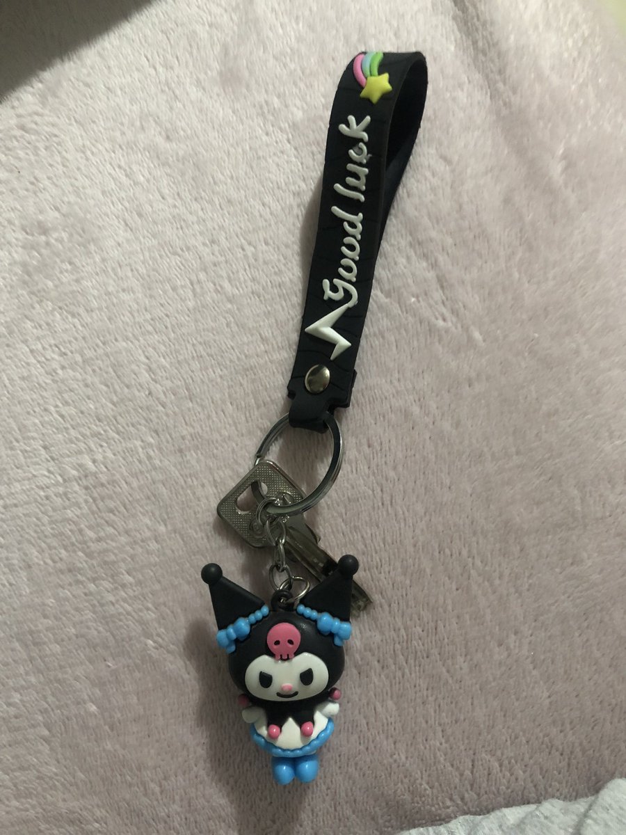 So early this year, I used this key holder as a point of contact for my prayers. I told God to make this key holder my house key holder but lil did I know that his plan was to first make me a Salon owner before moving in my own place 🥺lord your baby gal is grateful ❤️