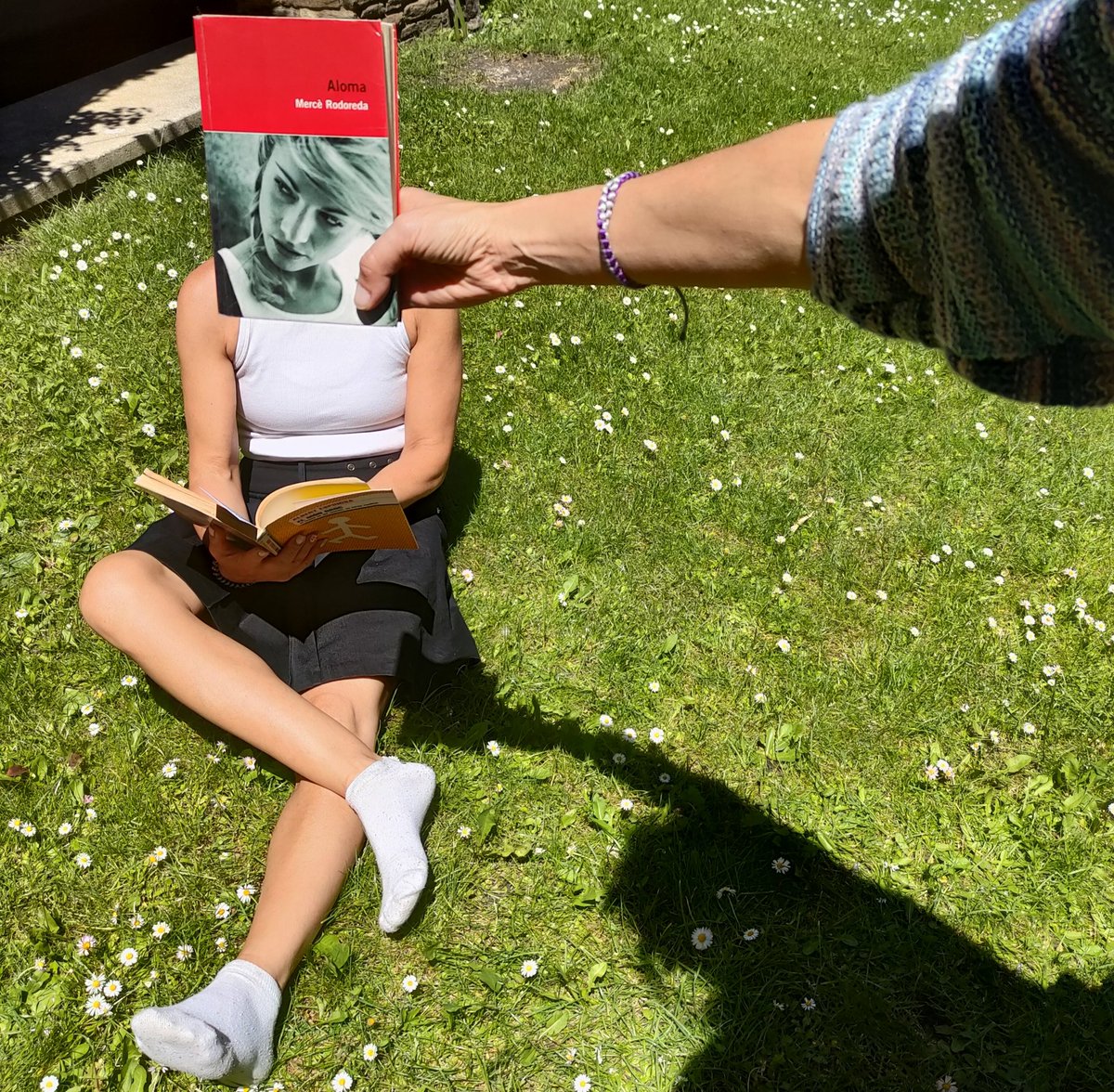 📢 Torna a ser divendres... i toca #bookfacefriday ! 
Una adolescent tímida i solitària comença una relació amb un home madur. Com que no prospera i ella està embarassada, tira endavant amb el seu fill.
És 'Aloma', de Mercè Rodoreda.
@GovernAndorra @XarxaBiblioAnd @Ed_62