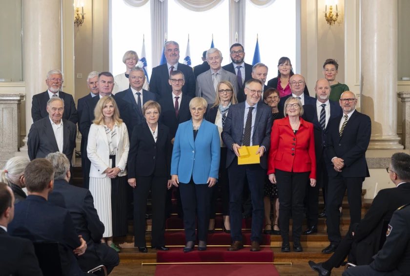 Slovenia to the EU (@slotoeu) on Twitter photo 🇸🇮🇪🇺 🥇 President <a href="/nmusar/">Nataša Pirc Musar</a> decorated <a href="/MZEZ_RS/">MFEA Slovenia</a> and the members of EU accession negotiating team with the Golden Order of Merit for their contribution to the 🇸🇮 joining the 🇪🇺. One of the key foreign policy objectives after 🇸🇮 independence. #SI20EU #20letSkupaj #20letvEU 🇸🇮🇪🇺 🥇 President <a href="/nmusar/">Nataša Pirc Musar</a> decorated <a href="/MZEZ_RS/">MFEA Slovenia</a> and the members of EU accession negotiating team with the Golden Order of Merit for their contribution to the 🇸🇮 joining the 🇪🇺. One of the key foreign policy objectives after 🇸🇮 independence. #SI20EU #20letSkupaj #20letvEU