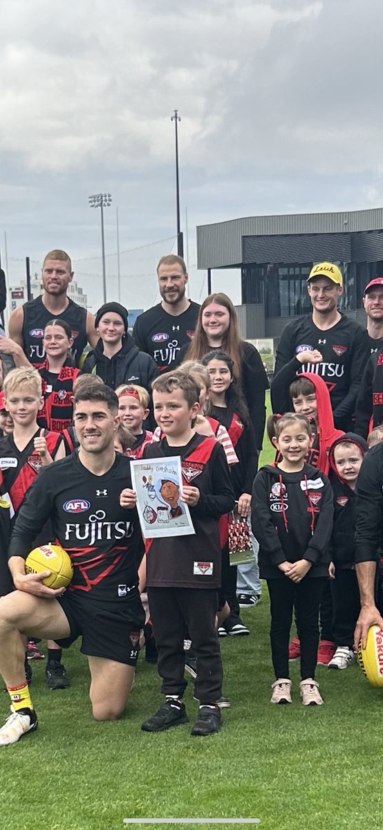 Isla in the group photo 🖤♥️🖤