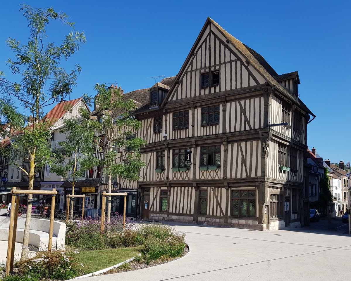 #FranceFridayPhoto Maison du temps jadis, in the centre of Vernon, Eure (27).  A beautiful 15th-century property that now houses the Tourist Information Office.  author.to/JacquesForet

📚📔#CosyCrime #JacquesForêtMysteries #Kindle #KU #JamesetMoi