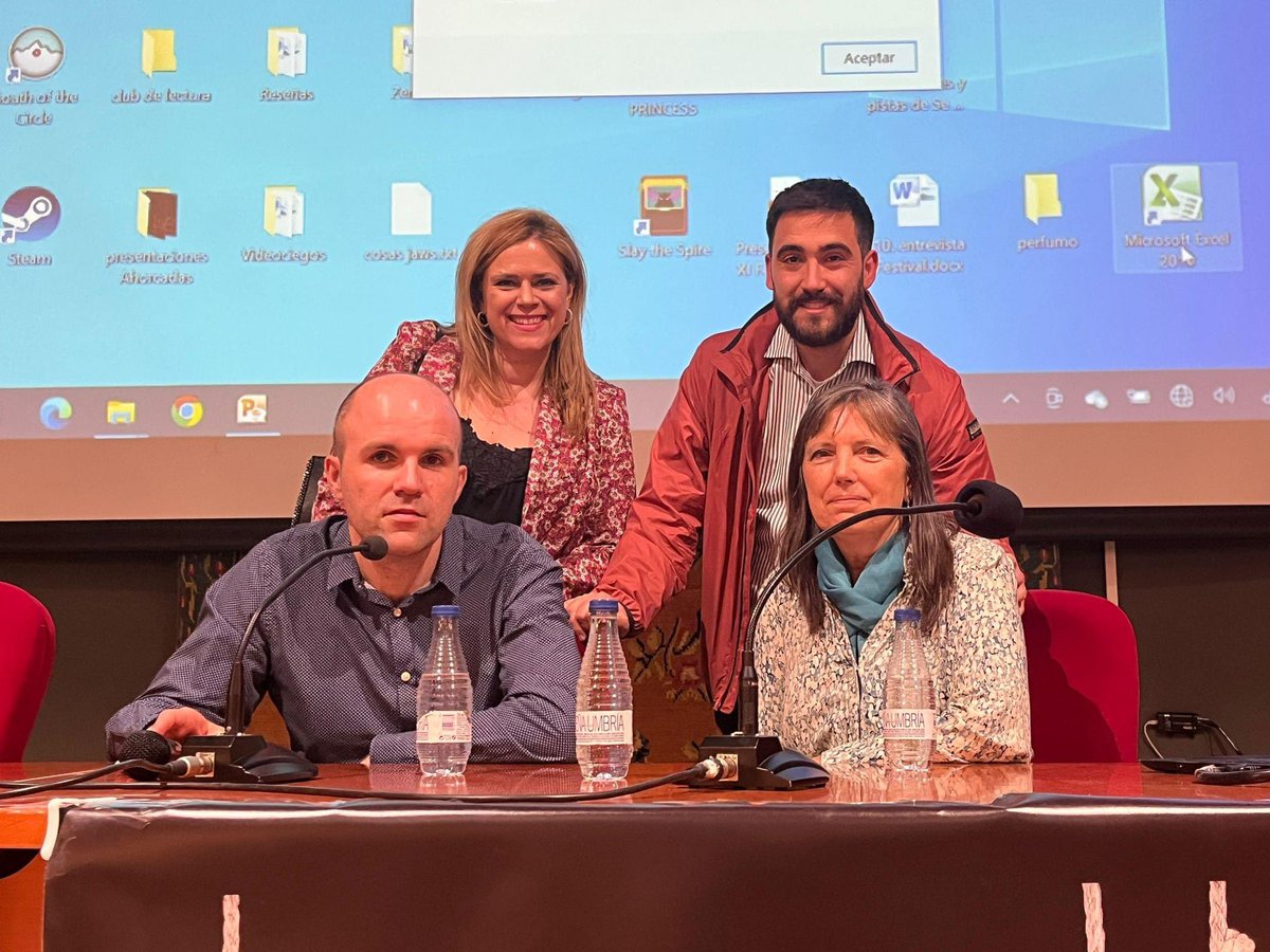 Con ‘Aforo completo' se desarrolló el encuentro con clubes de lectura y homenaje a Claudia Piñeiro de @CasasAhorcadas 🤝No quisieron perderse esta oportunidad la concejala y diputada de Cultura, Marian Martínez; y el concejal de Patrimonio, Héctor Serrano.