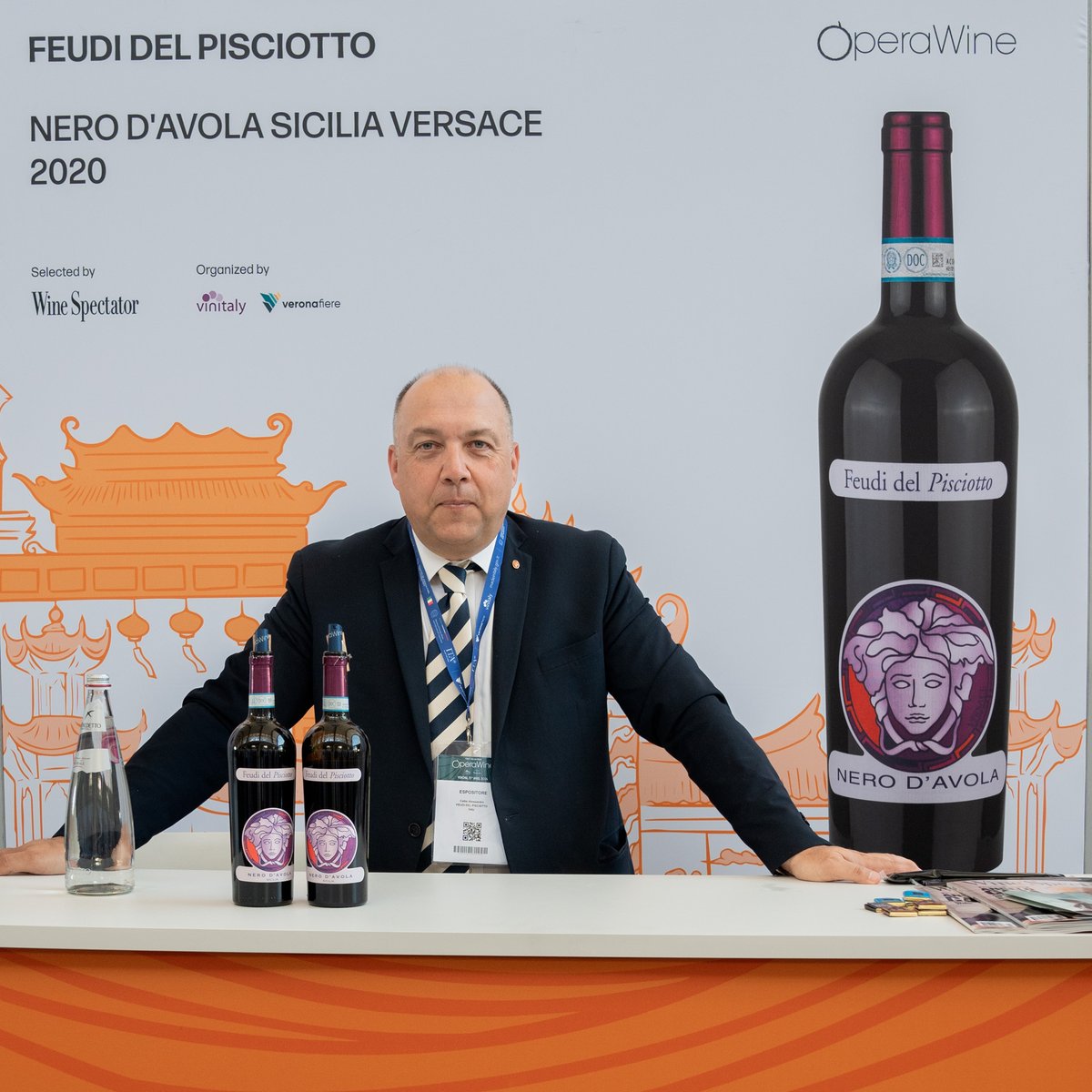 Here is the portrait of @CastellareWine, one of the great Italian producers selected by Wine Spectator for #OperaWine2024. During this year's Grand Tasting, they shared with guests their Nero d'Avola Sicilia Versace 2020. Congratulations! #Vinitaly2024 #finestitalianwines