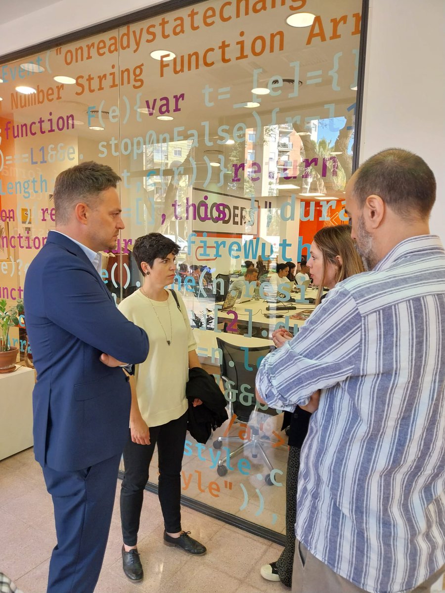 El projecte <a href="/FactoriaF5/">Factoría F5</a> ofereix oportunitats a persones en situació de vulnerabilitat en el món de la programació i el desenvolupament web.

Una iniciativa innovadora i disruptiva que millora la vida de les persones. 

Avui hem renovat el nostre compromís signant conveni