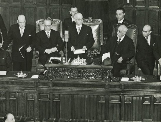 L’#11maggio 1948 il Parlamento in seduta comune procede alla prima elezione parlamentare del Presidente della Repubblica. Luigi #Einaudi è eletto al quarto scrutinio con 518 voti. Il discorso di insediamento (12 maggio): bit.ly/Einaudi1948