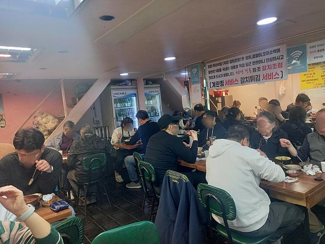 seoulnavii's tweet photo. 南大門市場の名物グルメ！カルチジョリム（太刀魚の辛煮）が味わえるのは『カルチジョリム通り』。メディアで話題の人気店です。焼き魚と一緒に楽しめる♪一人ご入店は不可なのでご注意くだしさい～
詳細👉https://t.co/c6raZHLvNZ 
#南大門市場 #韓国グルメ #ケランチム https://t.co/BjTIHNddOV