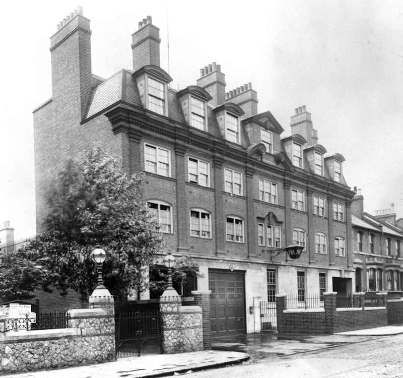 Happy 120th anniversary to Deptford Fire Station on May 12! 🥳 In 1904, the Metropolitan Fire Brigade built a new station in Evelyn Street, replacing another on the same site. More here orlo.uk/8f68H researched by @LFBMuseum Volunteer Alan #FireFactsFriday @LFBLEWISHAM