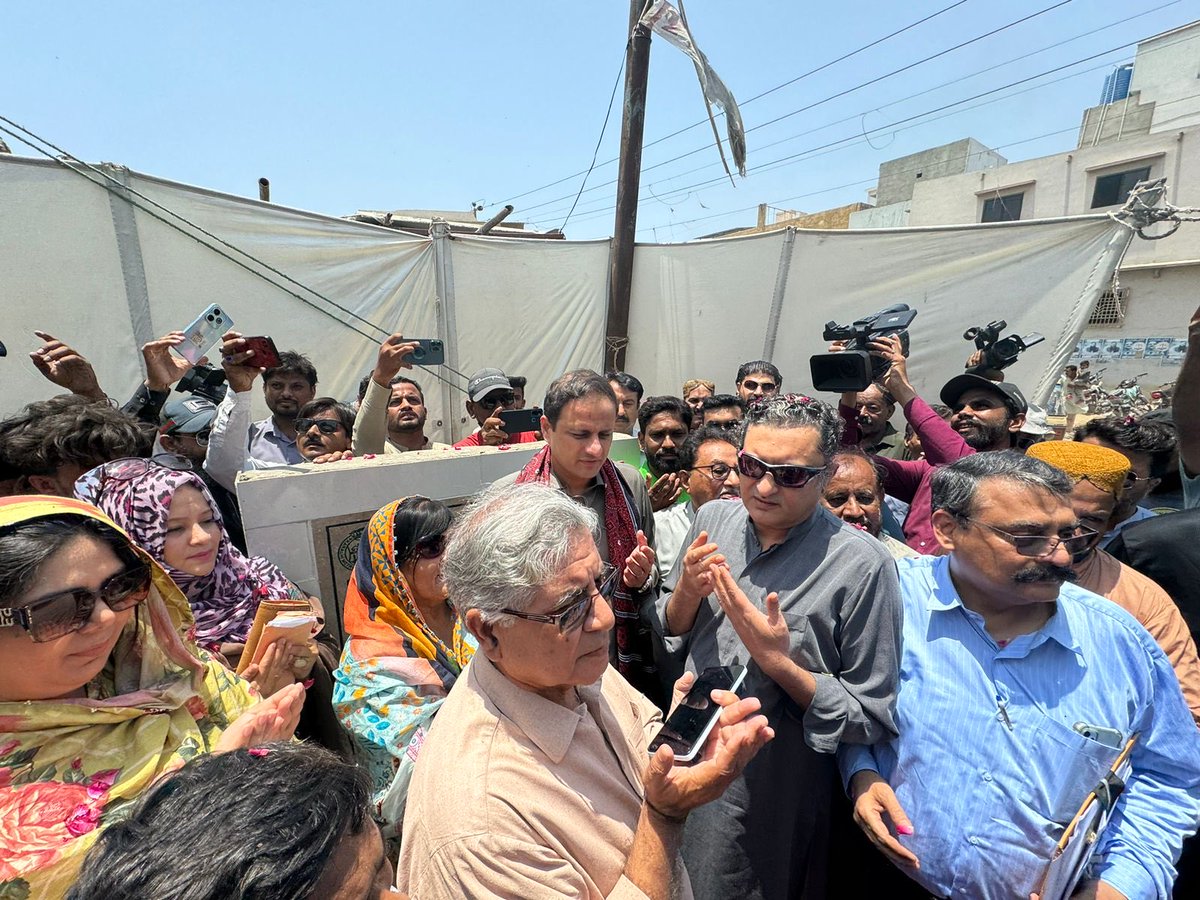 Areeb_AshrafPPP's tweet photo. Mayor Karachi Barrister @murtazawahab1 reached Korangi for the inauguration of several development projects.
Mayor Karachi Barrister Murtaza Wahab, along with Dist President Javed Shakhe inaugurated the rehabilitation work of various roads of UC 25 and 26.
https://t.co/Sgr7YgaosL