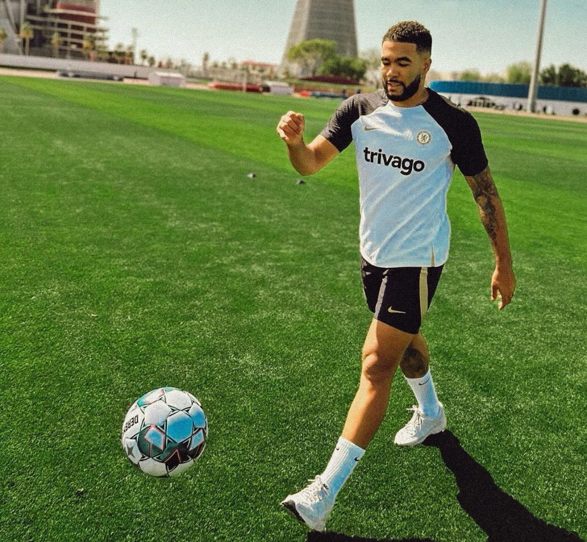 FabrizioRomano's tweet photo. 🔵🔙 “Maybe Reece James could be part of the squad for tomorrow’s game”, says Mauricio Pochettino.

James has returned to team training. https://t.co/YAuUCUcbML