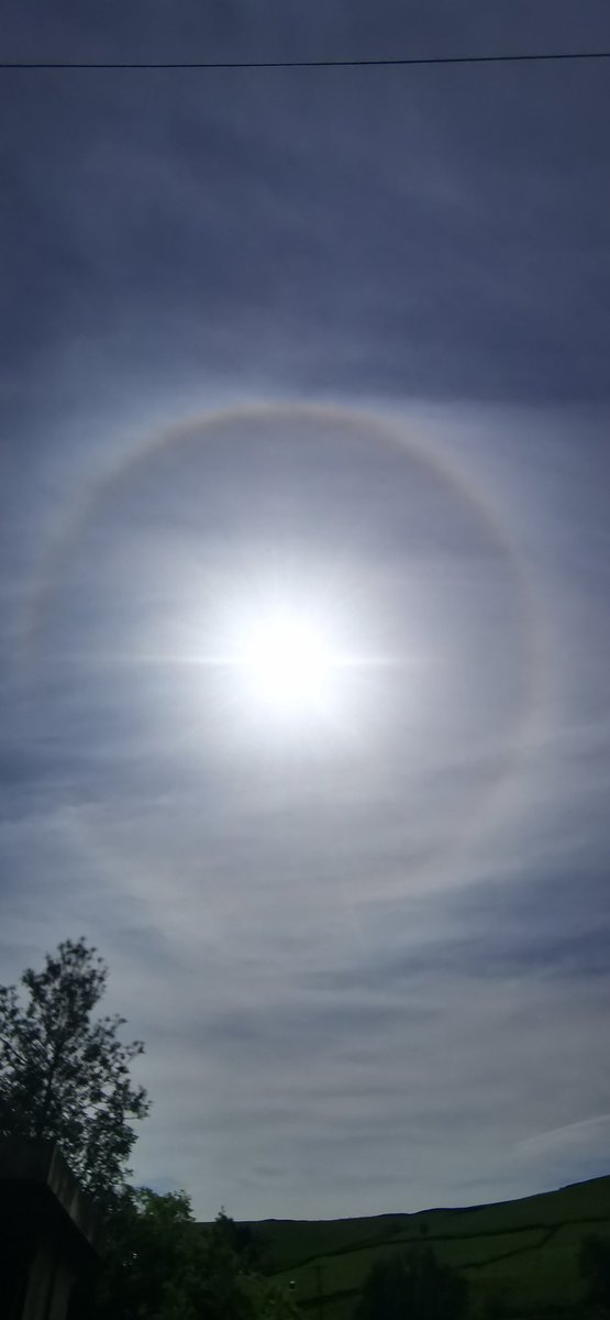 Skybastards @aairwaves @AmericanAir doing a chemtrail X double act with @British_Airways spraying filth into an already saturated UK sky. Metallic halo now formed around the sun. These are #CrimesAgainstHumanity you traitorous bastards. We see you. #GeoEngineering #ClimateAction