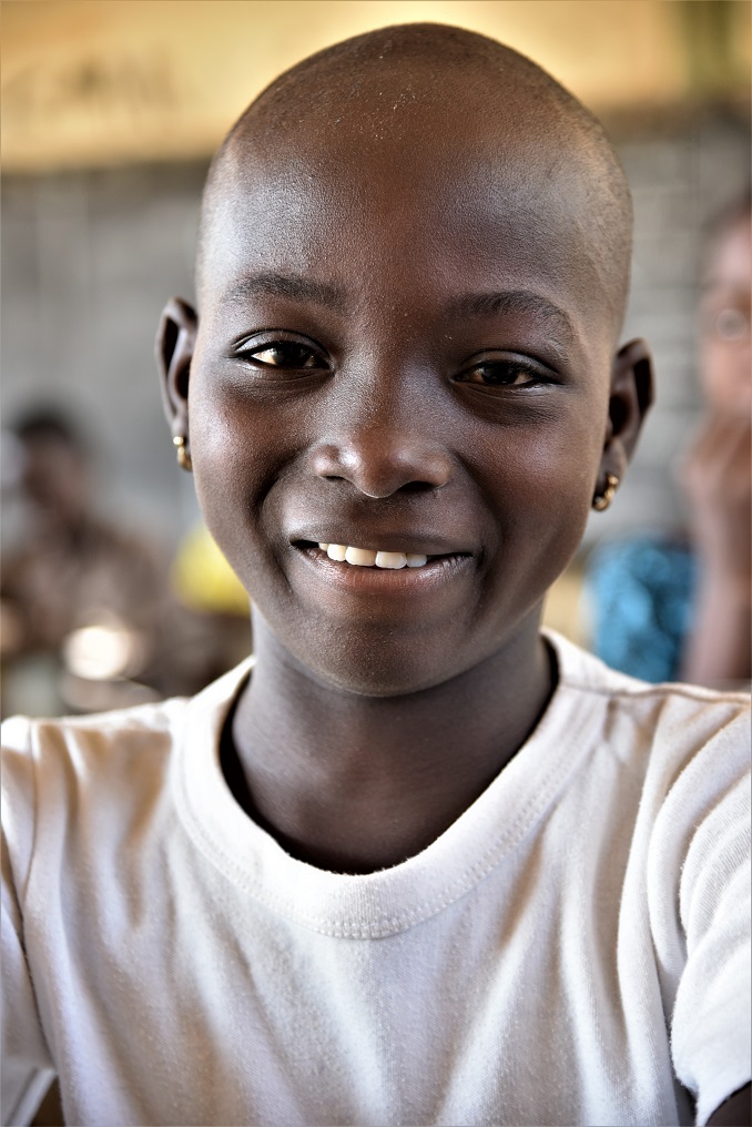 Safia, 10 ans, est élève en classe de CM2, à l’EPP centrale de #Korbongou, au Nord du 🇹🇬. Dans quel secteur d'activités pensez-vous qu'elle voudra faire carrière ? Votre avis nous intéresse😍😍. #PourChaqueEnfant #PourChaqueEnfant