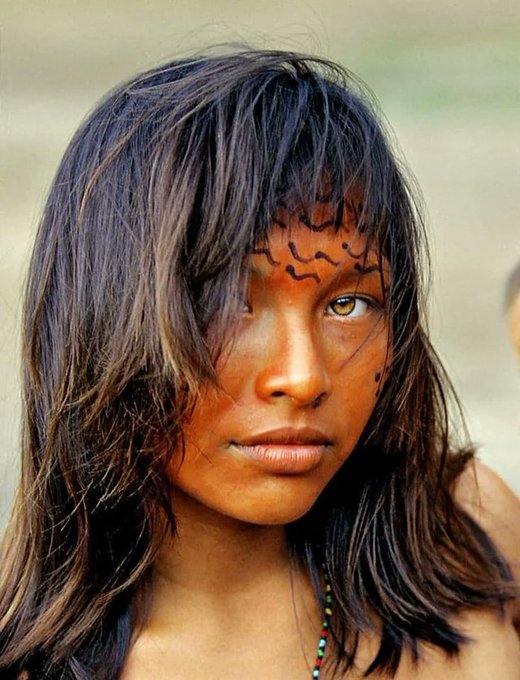 In 1997, photographer Ricardo Stuckert took this iconic photo of Penha Goes, a 22-year-old girl from the Yanomani tribe in Amazonas, Brazil.