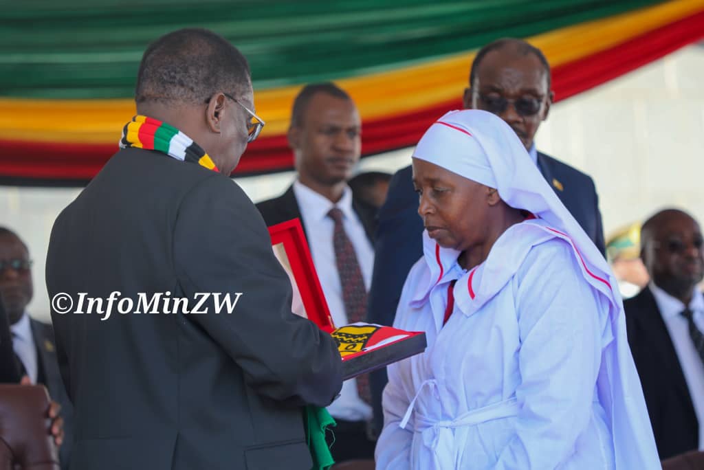 Handover of the National flag by His Excellency President Emmerson Mnangagwa @edmnangagwa to the Chaunoita family representative.