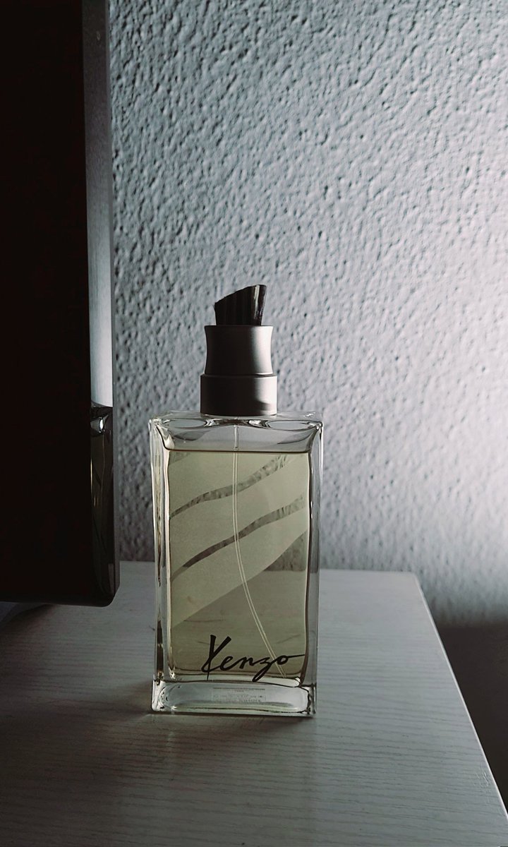 #Sotd Kenzo Jungle Homme
Was discontinued at one point, i found a bottle in Uganda. 
Reminiscent of Parfumeur Venenum 32 L'Artisan. Green spicy oriental scent with bergamot🫒, pepper🫑, cardamom🫛, nutmeg🥜& vetiver🪴
Projection 6/10
Longevity 7/10
Scent 7.5/10