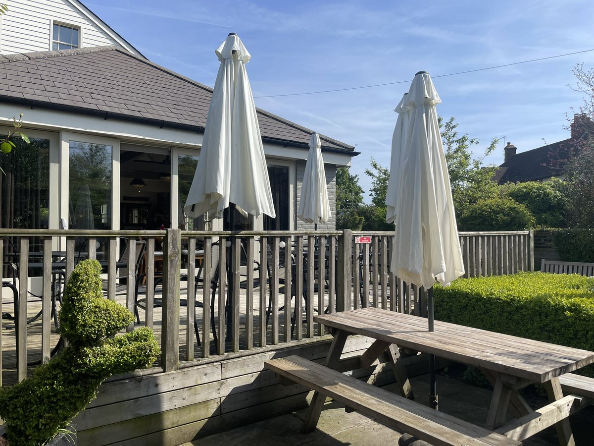 Glorious day in the @TheKentishHare pub garden… ready for summer colour to pop !!