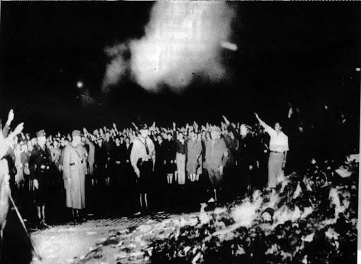 La notte del #10maggio 1933, 5 mesi dopo l'ascesa di Hitler al potere, Berlino fu illuminata dal rogo dei libri.
In 34 città della Germania,  i membri dell’Associazione degli studenti tedeschi  organizzarono giganteschi roghi di libri non corrispondenti alla ideologia nazista.