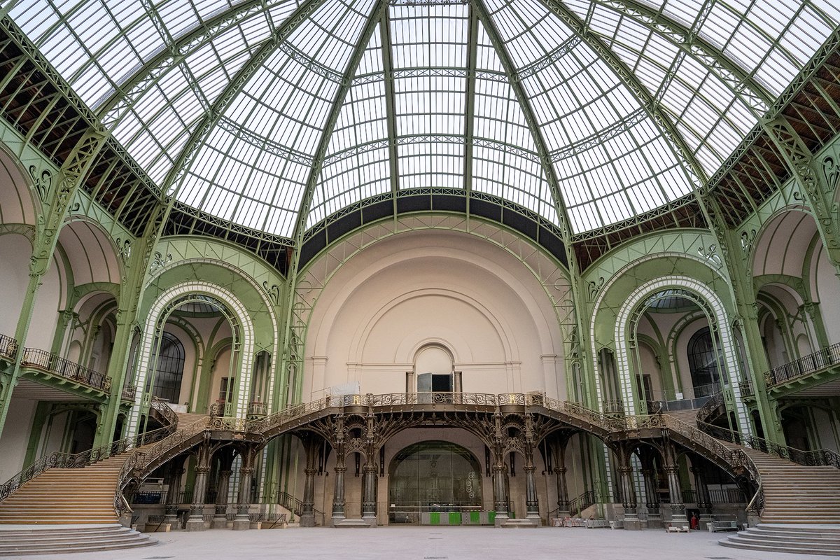 Un escalier flambant neuf ✨ 🥉 Depuis le début des travaux en 2021, l’escalier a connu de nombreux changements. Il a maintenant retrouvé sa couleur d’origine : le bronze médaille ! 📆 Les travaux sont terminés dans la Nef, mais ils continuent dans le reste du Grand Palais !