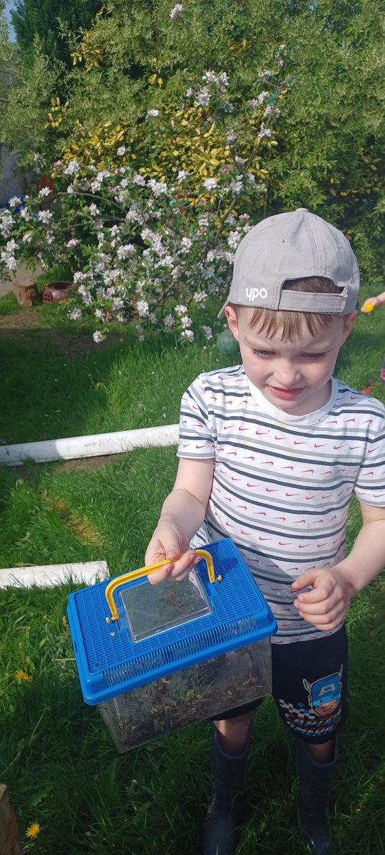 The nursery children were learning about flowers and bugs during outdoor learning. #imaginativeplay