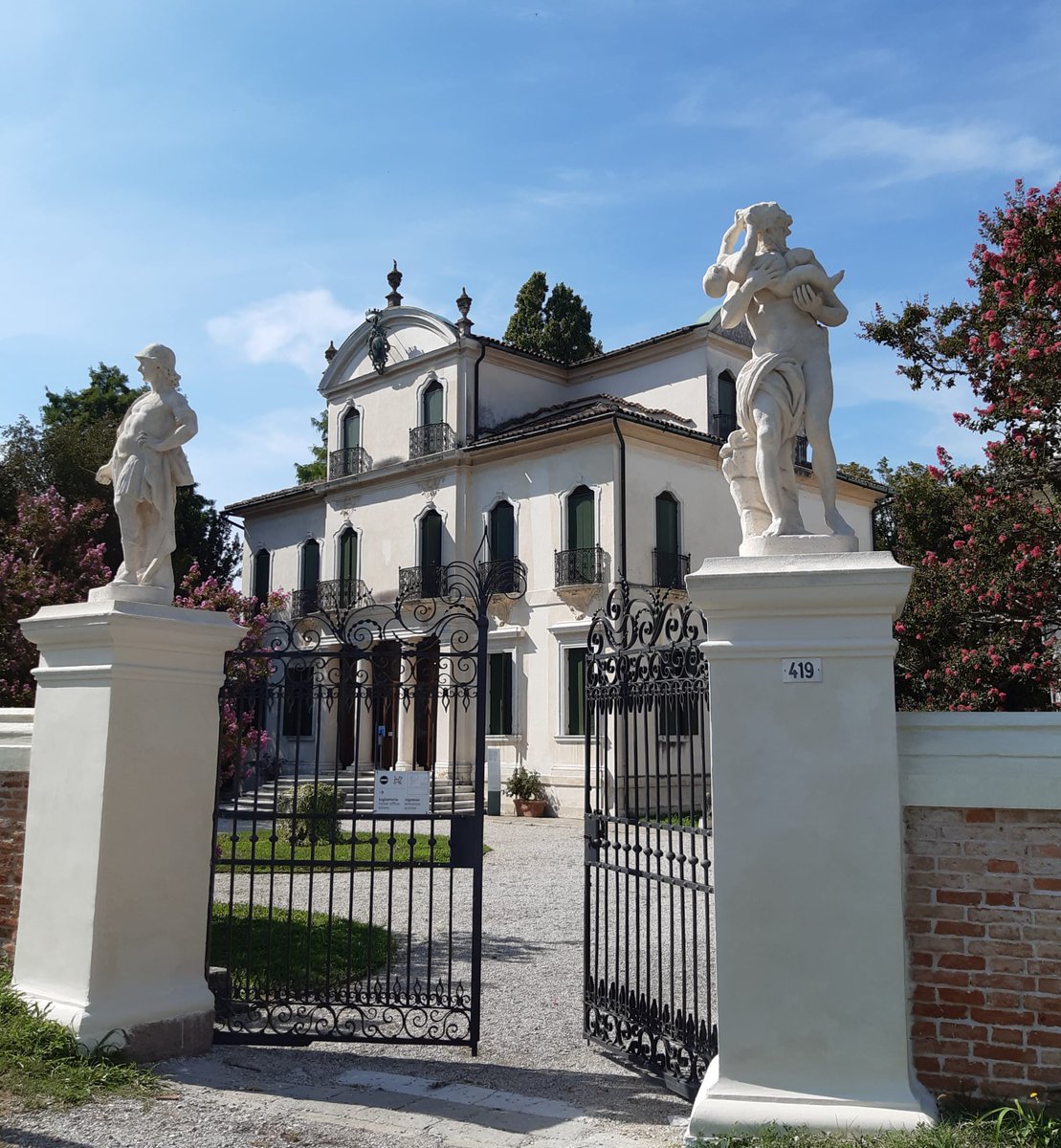 Domenica 19 maggio villa Widmann ospita “Sotto un altro tetto”, giornata dedicata alla storia della villa Settecentesca che ha da poco concluso un importante intervento di riqualificazione
leggi il comunicato 👇
bit.ly/3y8fbAS