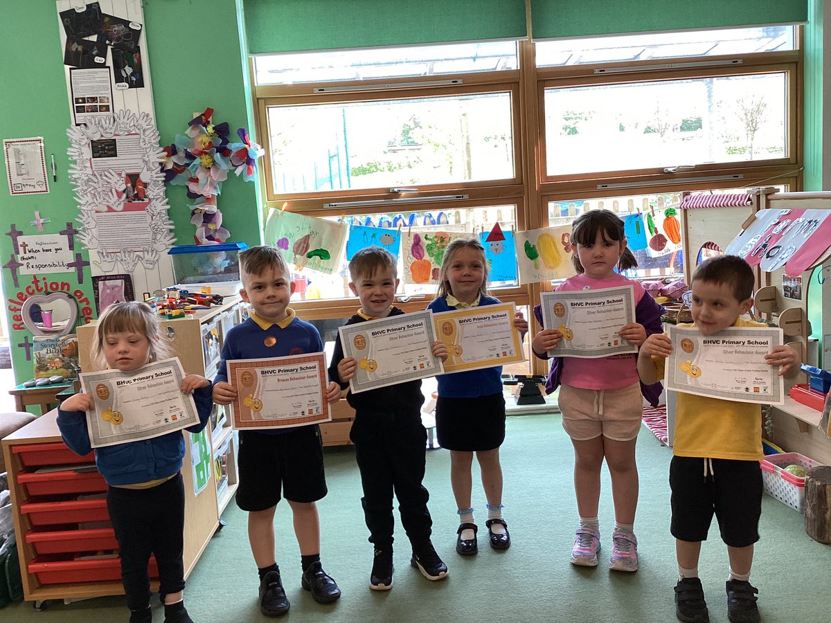 Outstanding behaviour awards today in Dosbarth Gwyrdd 💚One gold, four silver and a bronze 👏🏻👏🏻