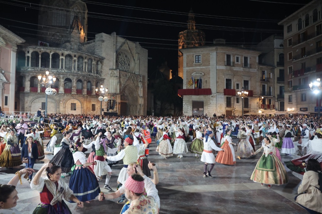 No te pierdas esta tarde la 💃Dansà dentro de los actos de la Virgen de los Desamparados. La Plaza de la Virgen se llenará de música y folklore tradicional 🥁 con los grupos de baile de las comisiones falleras. 🕙20:00h grupos infantiles. 🕙23:00h grupos mayores.