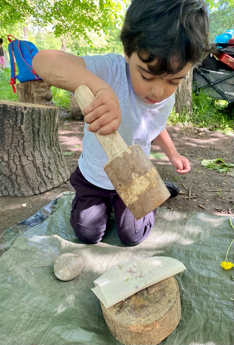 TindersticksCIC's tweet photo. Our first event in West Ham Park yesterday! Little Owls under 5's all about bugs! With bug hunting, hapa zome butterflies, bug crafting, mud kitchen &amp; painting and lots of swinging in the hammocks in the sunshine! Join us next month learning about mammals:
https://t.co/gU1Hc3jJvu https://t.co/WdnyOCifUF