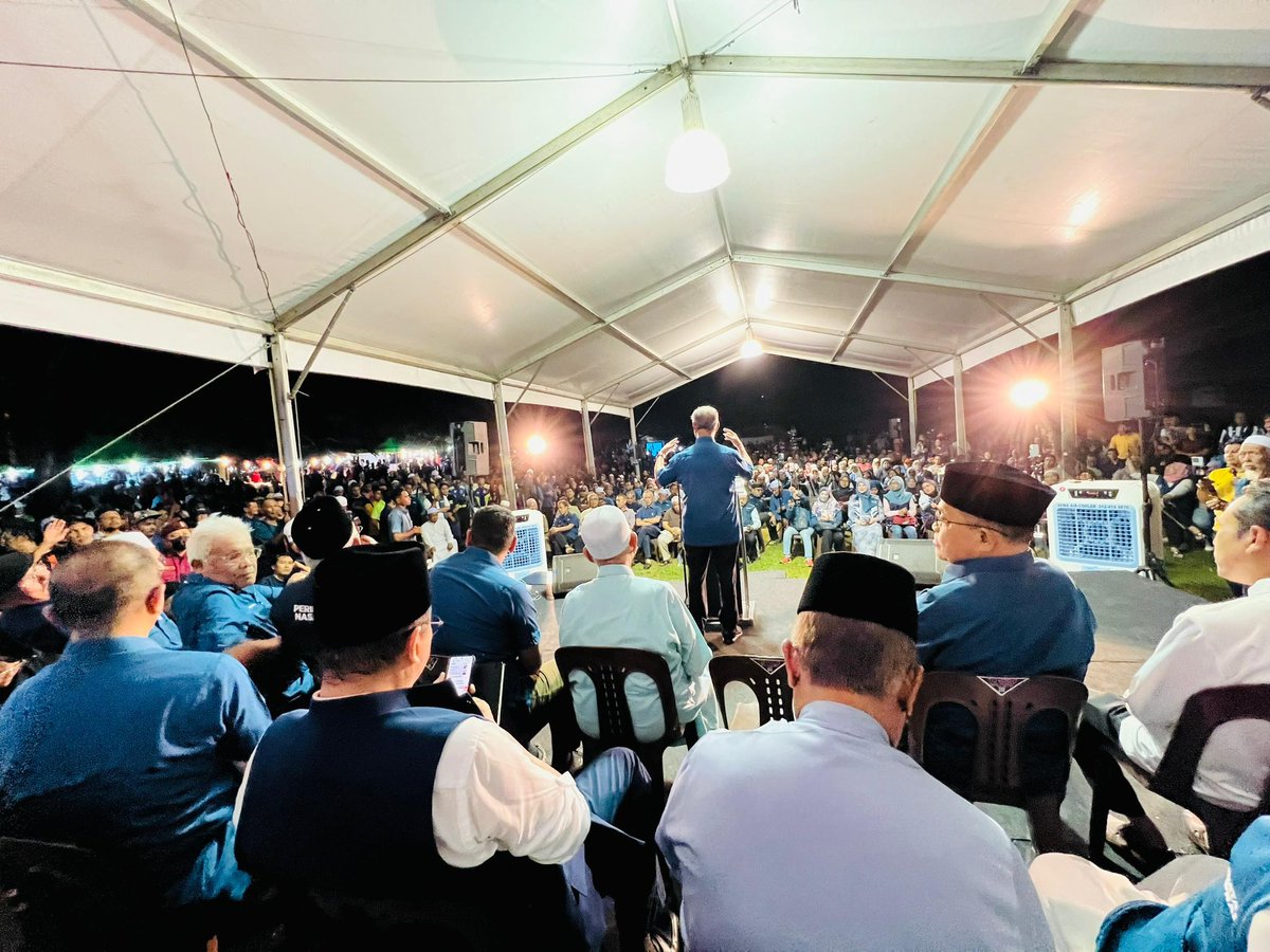 aifadhli87's tweet photo. Sewa Bas ❌
Elaun kehadiran ❌
Jentera Kerajaan ❌
Fullhouse ✅

This is Perikatan Nasional 🫡 https://t.co/gdVh2qjYXR