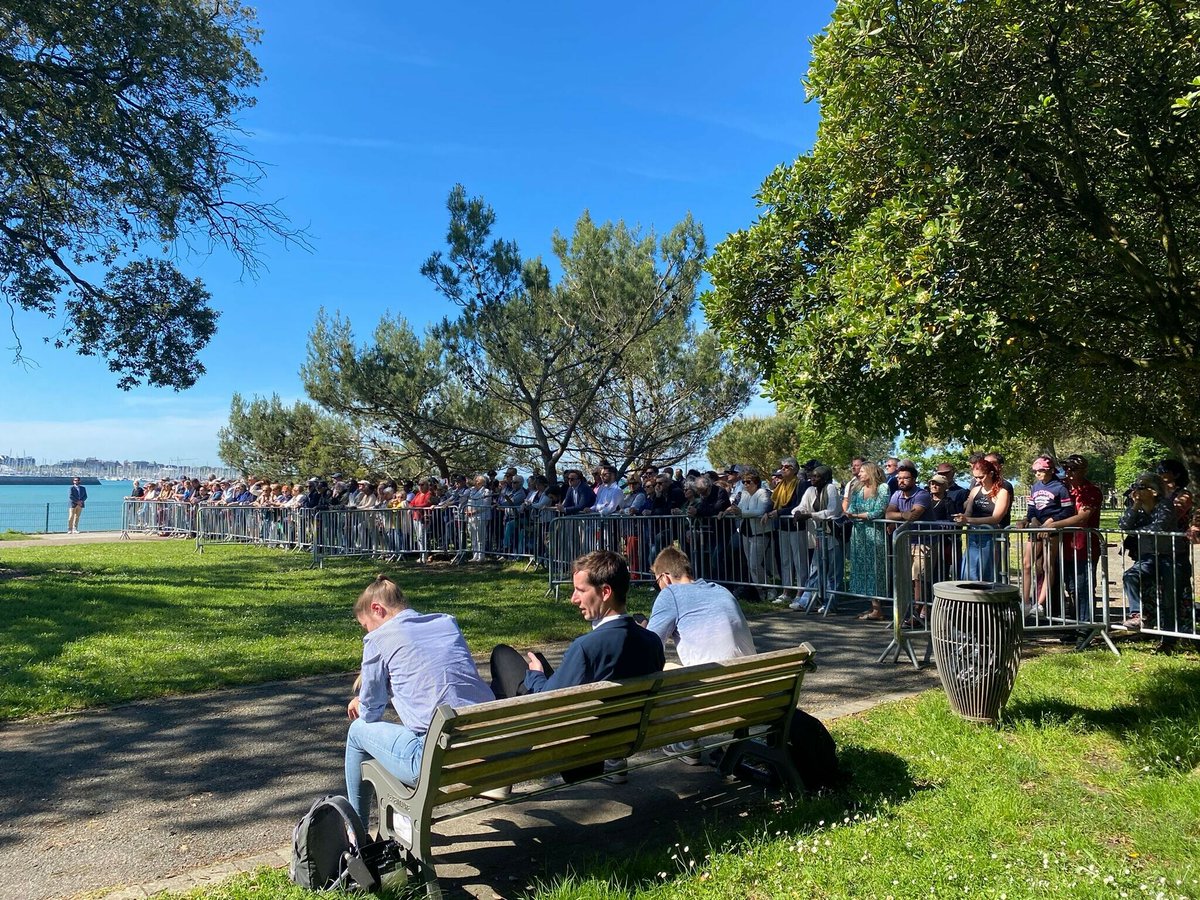 Environ 150 personnes sont rassemblées derrière les barrières pour suivre la cérémonie de commémoration de l'abolition de l'esclavage à La Rochelle
