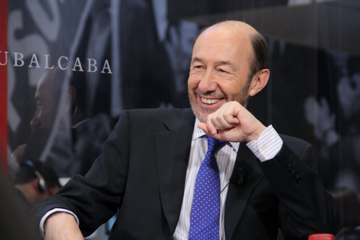 Se cumplen 5 años que nuestro compañero Alfredo Pérez Rubalcaba nos dejó. Su memoria y legado continúa dentro de nuestras siglas.

Un gran compañero que desarrolló un trabajo incansable con el que impregnó la política durante años.