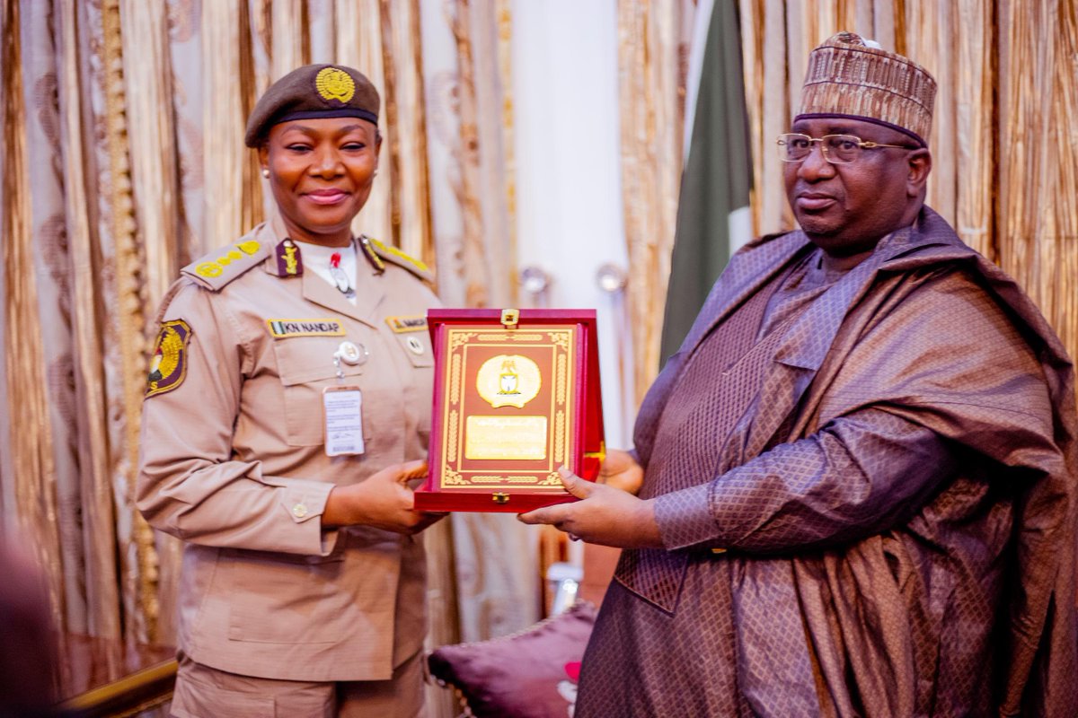 Kebbi State Governor, Dr. Nasir Idris, donated a brand new Hilux van to the Kebbi State Command of the Nigeria Immigration Service (NIS) to support its operations. During a visit from the Comptroller-General of NIS, Kemi Nandap, Governor Idris pledged sustained support to help