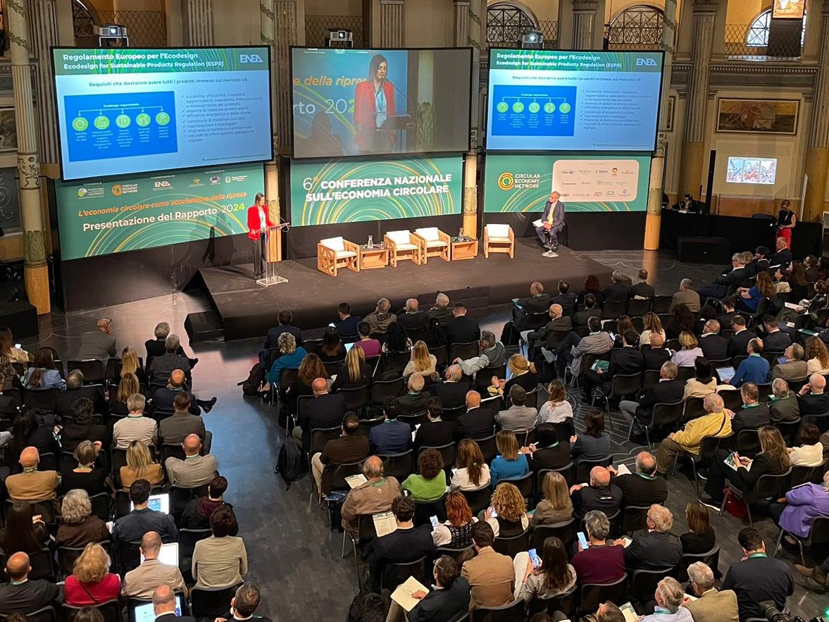#CEN2024 Claudia Brunori, <a href="/ENEAOfficial/">ENEA</a> 
"Solo un dato per capire come impatta l'#ecodesign: se le magliette di cotone messe in commercio venissero realizzate con cotone riciclato risparmieremmo 600 mila tonnellate di cotone vergine. Sono impatti sicuramente significativi"