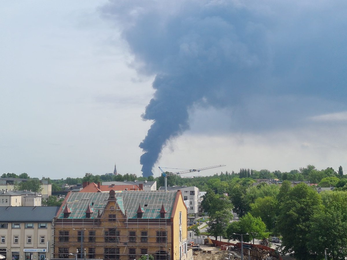 Kłęby dymu widoczne z odległości kilku kilometrów, to wynik pożaru składowiska śmieci (w tym prawdopodobnie odpadów chemicznych), które znajdują się w Siemianowicach Śl.  Zaleca się, aby do momentu identyfikacji zagrożenia oraz dogaszenia pożaru ograniczyć aktywność na powietrzu.