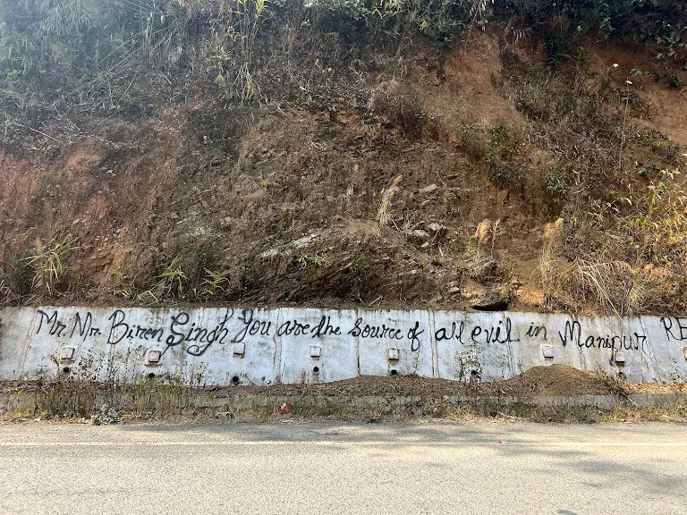 A sign along the highway from Imphal to Moreh, in the Kuki-dominated Tengnoupal district.

Read @jeegujja's latest report from #Manipur, to understand why the Biren Singh government gives a free hand to #ArambaiTenggol.
caravanmagazine.in/conflict/biren…