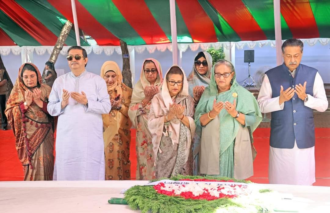 Prime Minister #SheikhHasina on Friday paid tributes and offered prayers at the Mausoleum of Father of the Nation #Bangabandhu #SheikhMujiburRahman at Tungipara in Gopalganj.

She paid homage by placing a floral wreath at Bangabandhu's grave in the morning. Then she joined a…