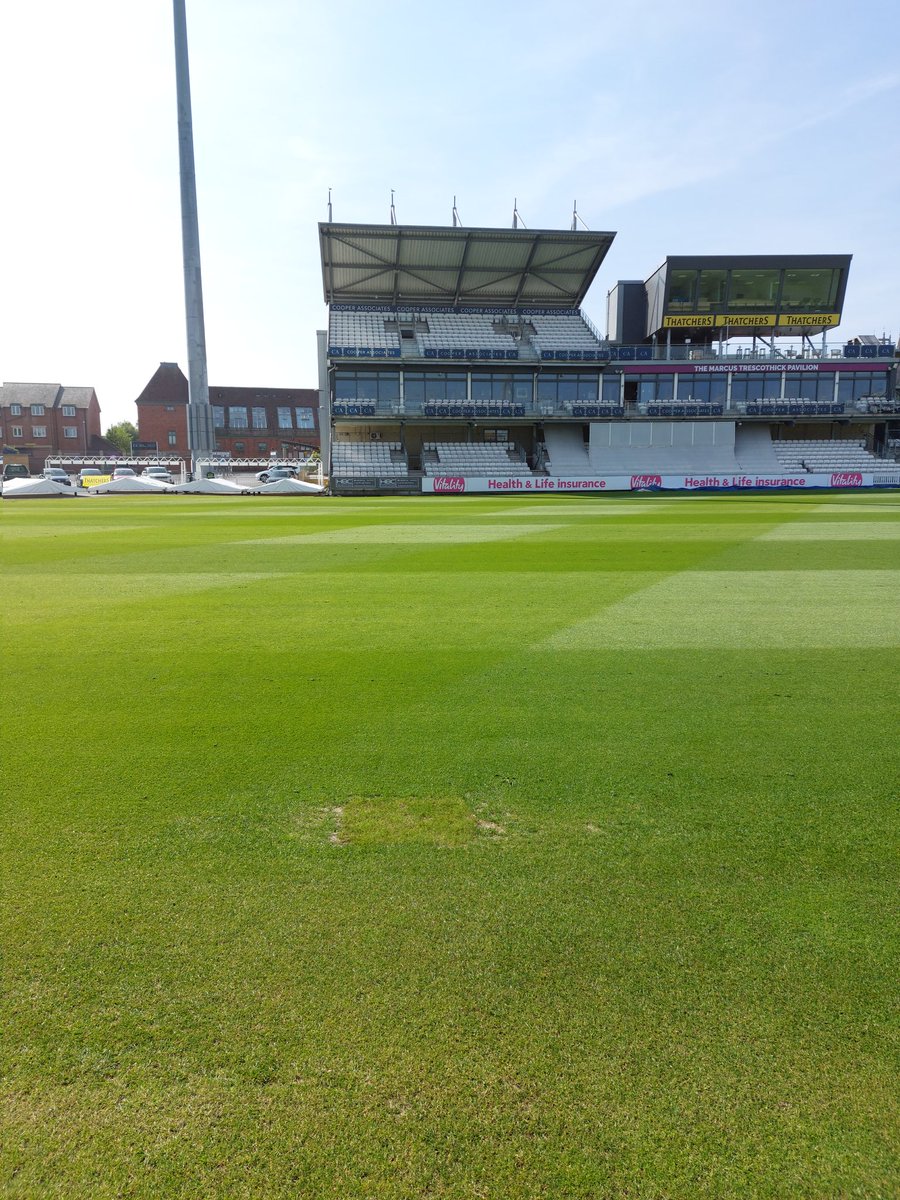 Lovely seeing @SomersetCCC ground looking beautiful in the sunshine today.Nick and the team doing such a great job after such a long wet winter #Evolve