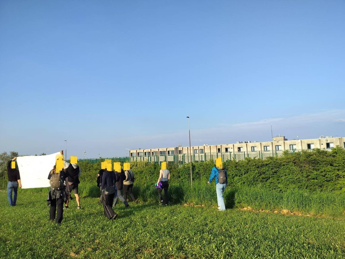 Hier, des solidaires se sont rendus sous les centres fermés 127bis et Caricole de Steenokkerzeel pour saluer les détenu·e·s. Des cris de liberté ont été lancés à travers les barbelés, les murs et les fenetres. 
Stop aux centres fermés. 
Liberté pour toutes et tous.
#NoBorders