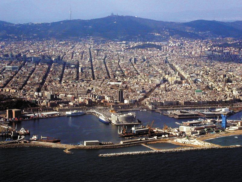 El Port de Barcelona avança en l’estratègia ambiental amb l’electrificació de les seves instal·lacions i la instal·lació de plaques fotovoltaiques. 👉tuit.cat/h5Gg9 @BarcelonaTurism @bcn_ajuntament @cambraBCN @TurismeDIBA @PortdeBarcelona