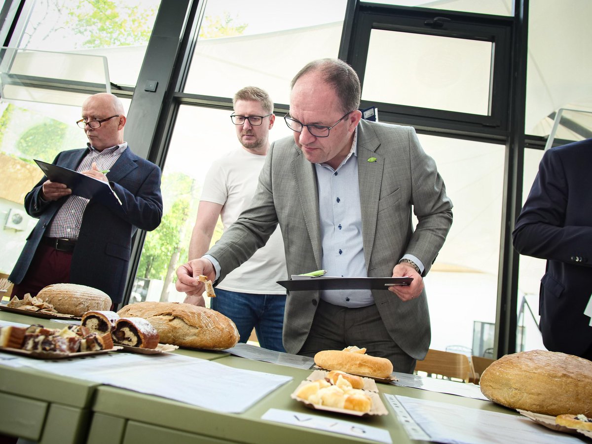 Rekordních 103 výrobků se letos uchází o značku Regionální potravina v Jihočeském kraji. Měl jsem možnost jako člen hodnotitelské komise ochutnat skvělé pekařské výrobky, jogurty nebo uzeniny. Přiznávám, že rozhodování nebylo snadné. Ocenění by si totiž zasloužily všechny výrobky