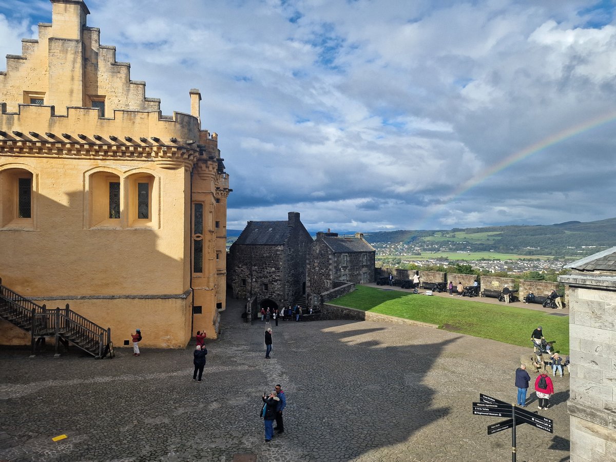 Even a few clouds can't dampen our mood. This photo reminds us that it's always a good day to be in Stirling 🌈⛅🥰