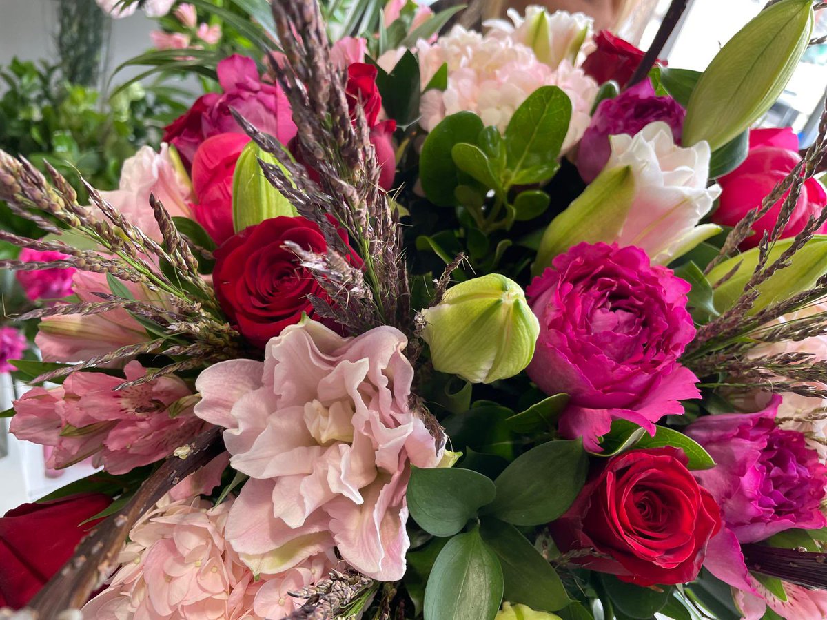 💥 simply knockout… don’t you agree? Scented Yves Piaget roses, peonies and hydrangea, just stunning 🤩 Discover our bouquet collection and send your floral love and good wishes to that someone special sarahhornebotanicals.com/collections/fl… #gifts #flowers #bouquet #flowerpower