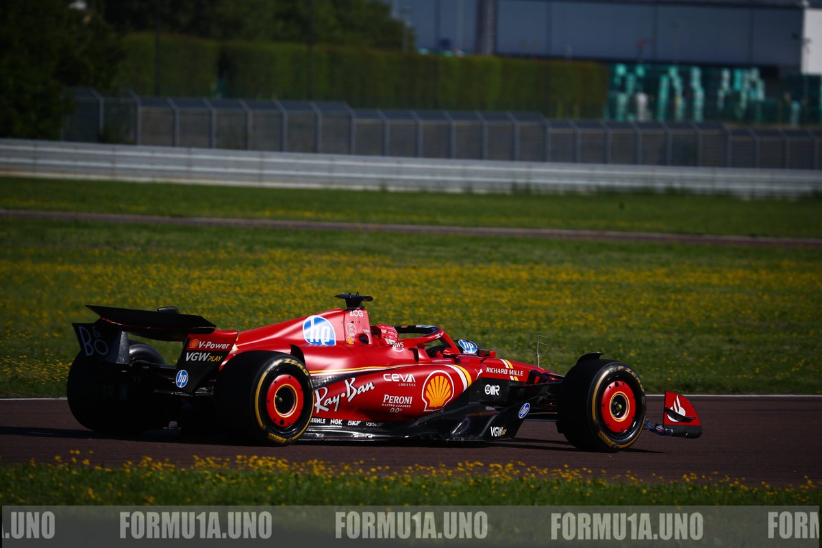 👀 Ferrari ya prueba su paquete mejoras en Fiorano, ¡y sigue la línea de desarrollo de Red Bull! ➡️ Nuevos pontones, aberturas del radiador más finas, nuevo fondo plano y alerón delantero renovado, parte de las actualizaciones #F1 #Ferrari (📸: @formu1a__uno)