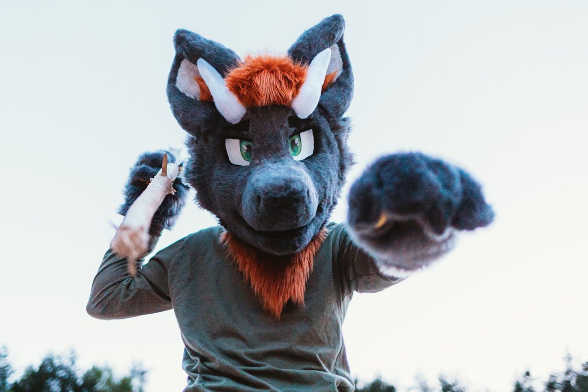 Fishys look out thers a new Dragon in Town #FursuitFriday 

📸&amp;🪡@vino_studios