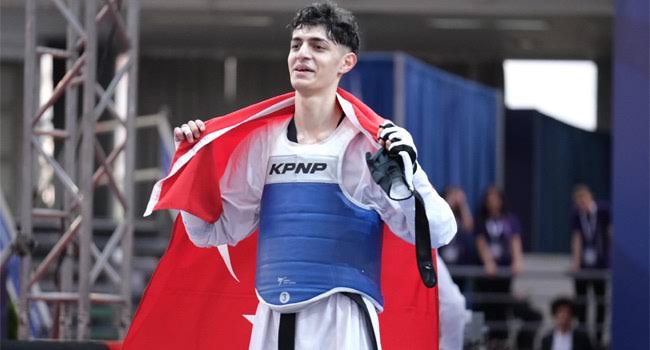 Avrupa Taekwondo Şampiyonası’nda erkekler 54 kiloda mücadele eden milli sporcu Furkan Ubeyde Çamoğlu, finalde Yunan rakibini yenerek altın madalya kazandı